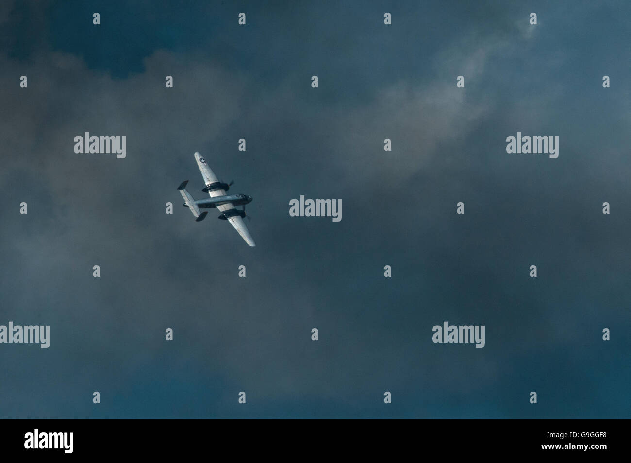 Di un B-25 bombardiere dalla II guerra mondiale vola attraverso il cielo durante la base comune Andrews Air Force Base di Airshow 2015 Foto Stock