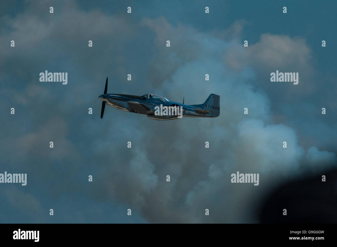 Un P-51-D dalla II guerra mondiale vola sopra i cieli del Maryland presso la base comune Airshow Andrews 2015 Foto Stock