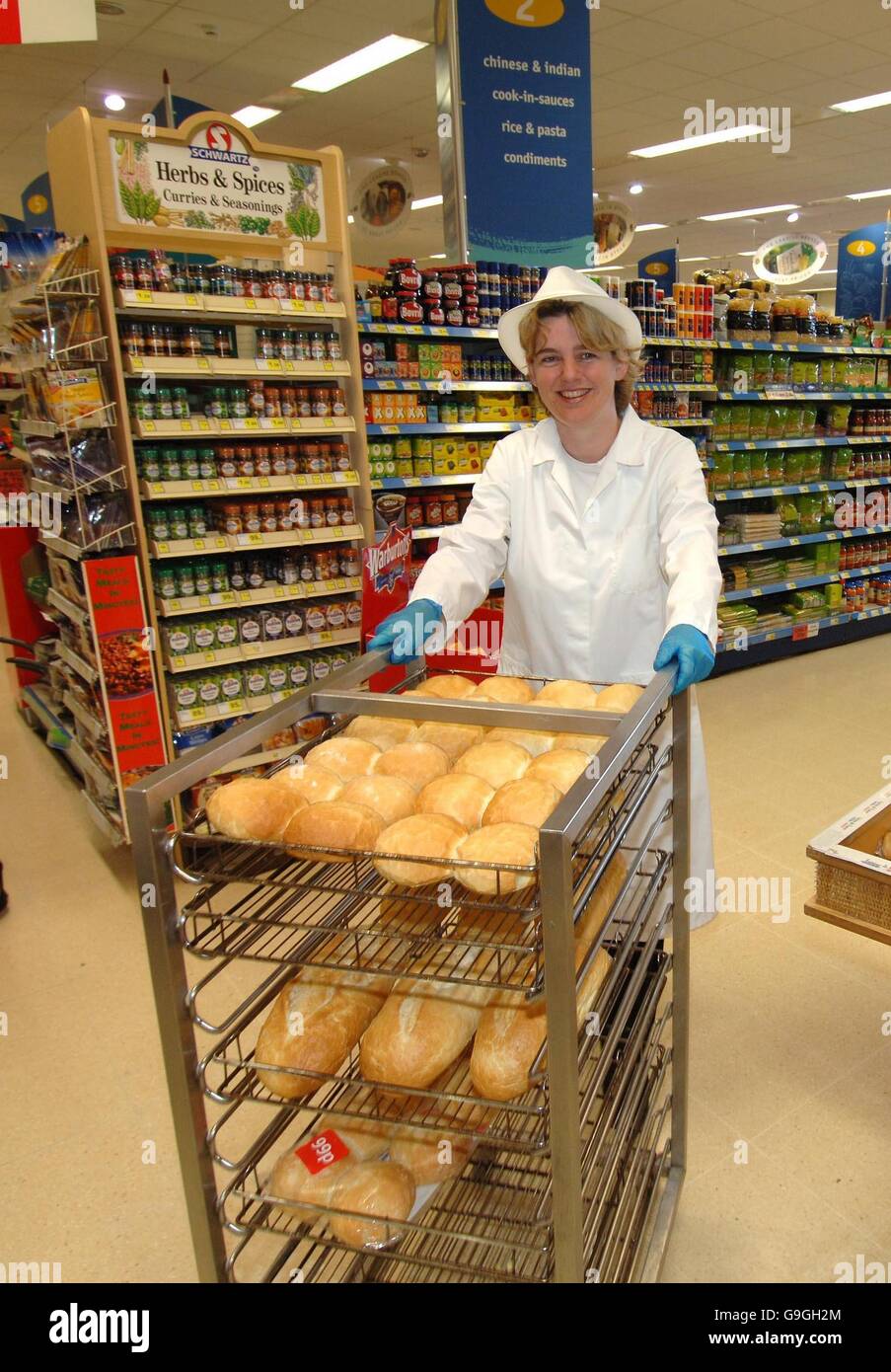 Parlamentare locale e Segretario di Stato per le Comunità e il governo locale Ruth Kelly nel negozio Co-op a Westhoughton, Bolton, dove stava promuovendo un'iniziativa locale per aumentare la consapevolezza della sicurezza alimentare. Foto Stock