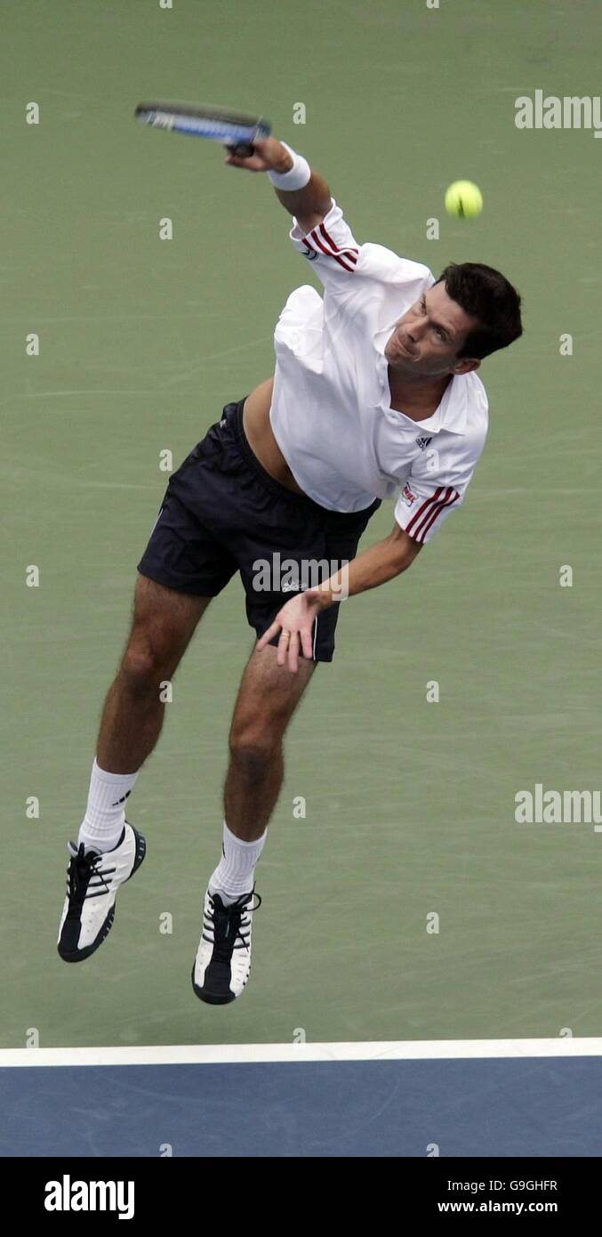 Tennis - US Open - New York. Tim Henman della Gran Bretagna in azione contro Roger Federer della Svizzera all'US Open di Flushing Meadow, New York. Foto Stock