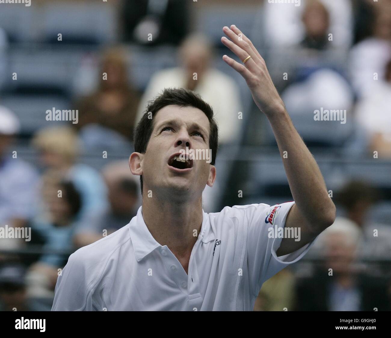 Tim Henman della Gran Bretagna mostra la sua angoscia durante la sua partita contro il numero uno del mondo, Roger Federer al US Open di Flushing Meadow, New York. Foto Stock