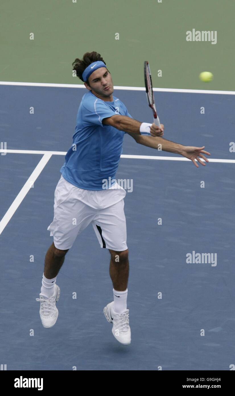 Il numero uno del mondo, Roger Federer in azione contro Tim Henman di Great Bridian all'US Open di Flushing Meadow, New York. Foto Stock