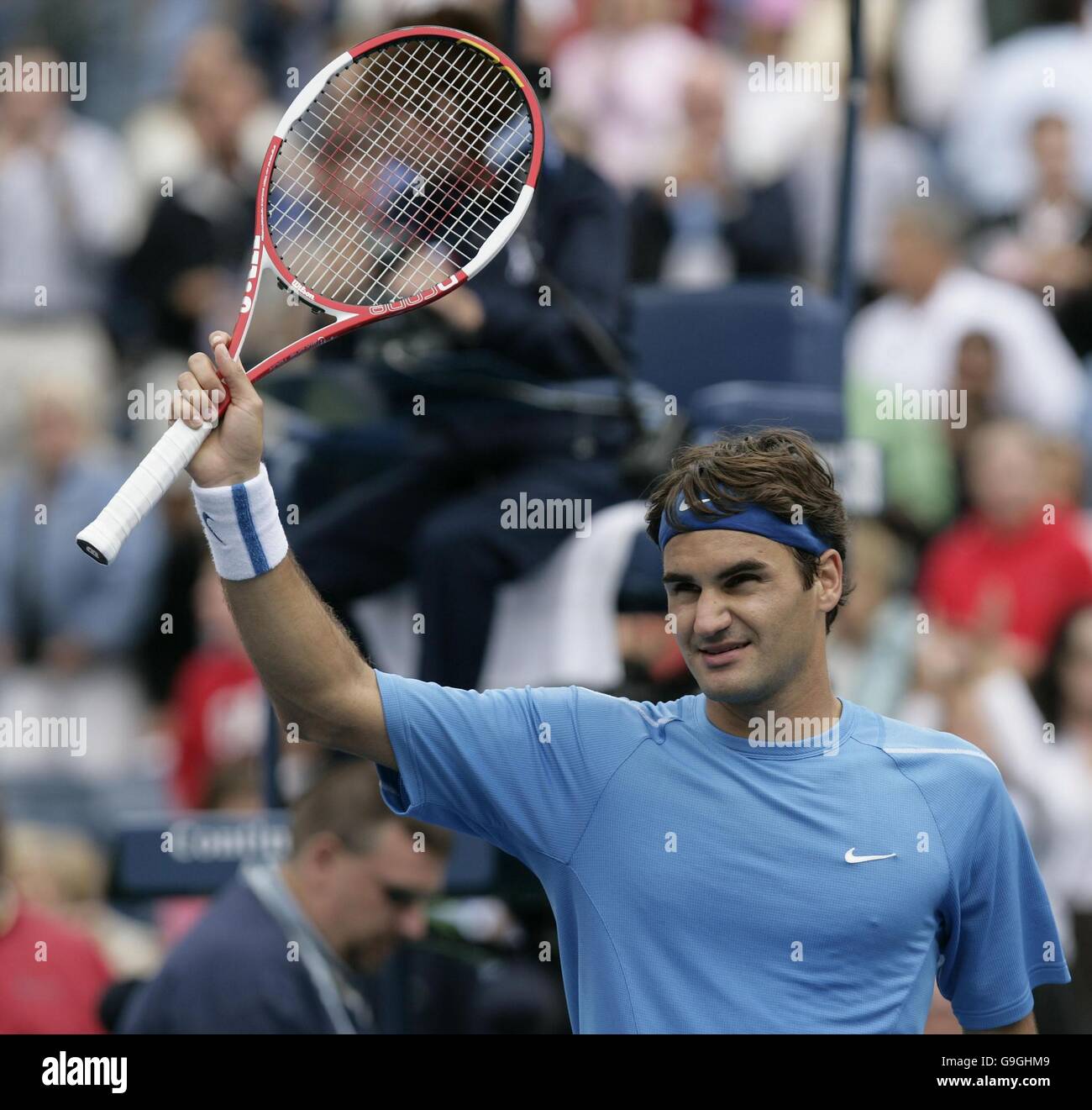 Il numero uno del mondo Roger Federer riconosce la folla che segue la sua vittoria di serie diritta sopra Tim Henman del briziano grande all'apertura degli Stati Uniti a Flushing Meadow, New York. Foto Stock