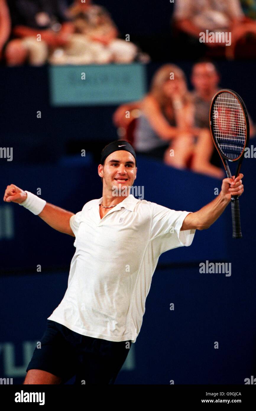 Tennis - Coppa Hopman - Perth - finale - Svizzera contro USA. Roger Federer in Svizzera festeggia la sconfitta di Jan-Michael Gambel negli Stati Uniti per vincere la Hopman Cup con la patrner Martina Hingis Foto Stock