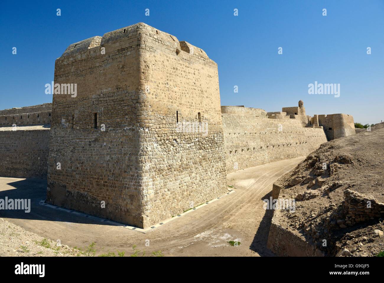 Bahrain Fort date dal 2300 BC in rame e bronzo. Una volta capitale del Dilmun civiltà. Vista verso sud lungo la parete ovest Foto Stock