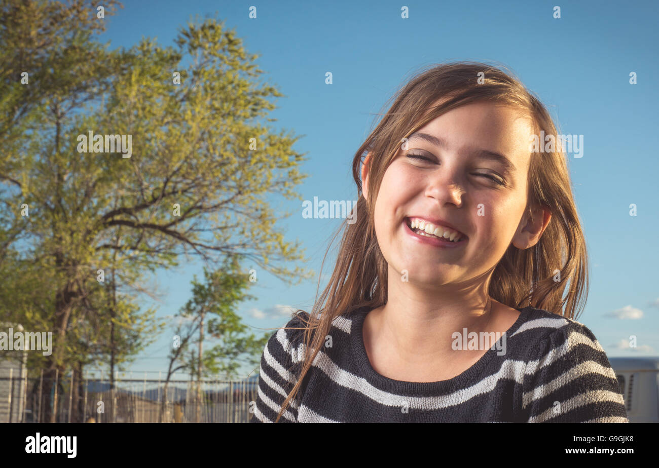 Sorridente 11 anno vecchia ragazza. Foto Stock