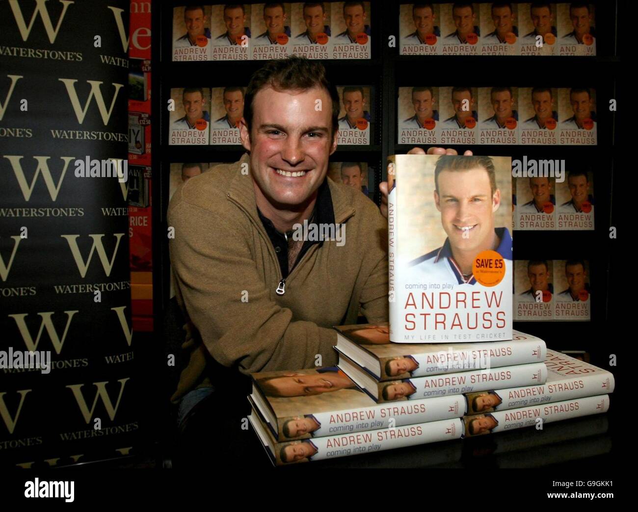 Inghilterra il battitore Andrew Strauss pone per i media con il suo nuovo libro 'Coming into Play' a Waterstones, The Galleries Shopping Centre, Bristol. Foto Stock