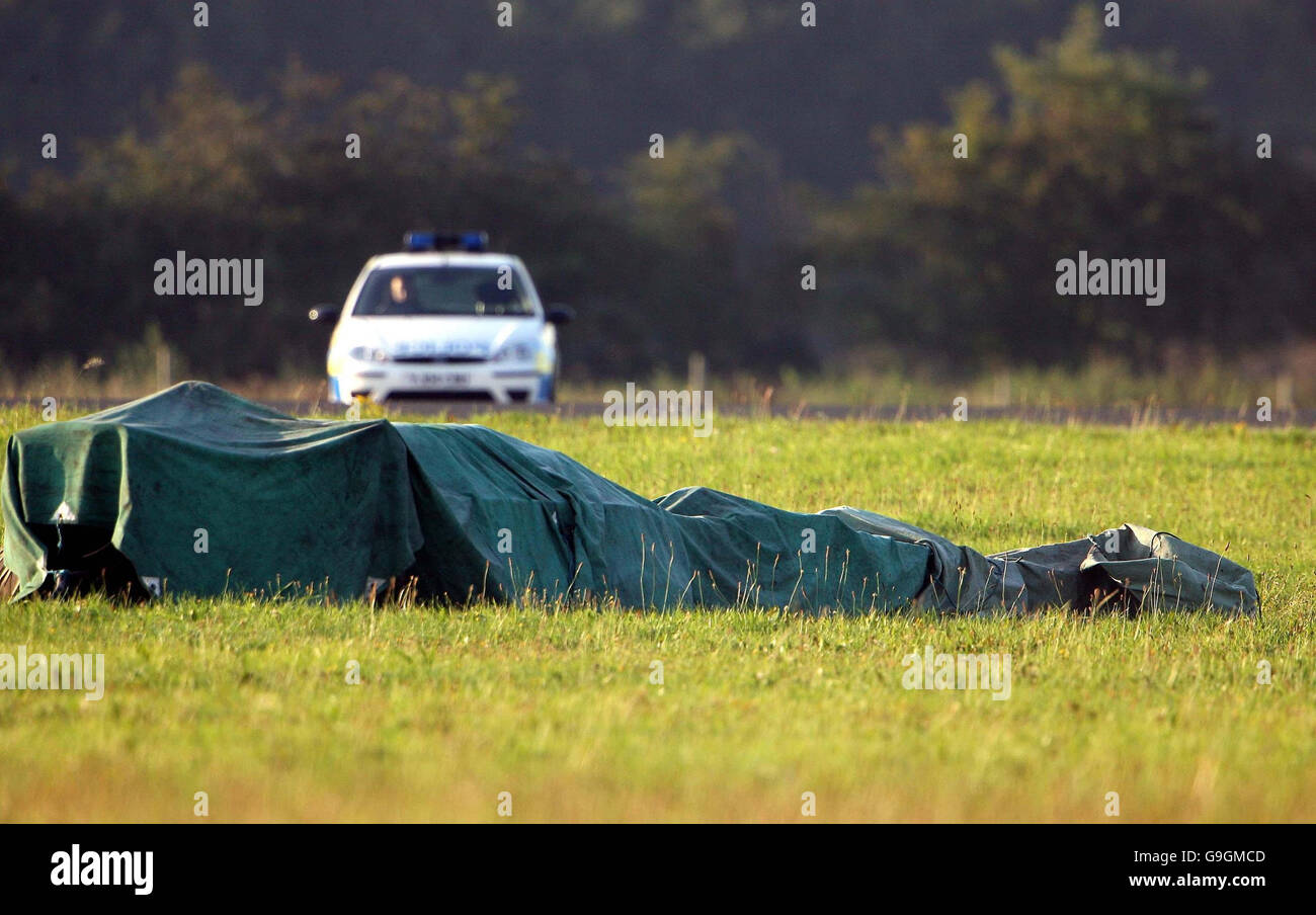L'auto in cui si è schiantata Richard Hammond, il presentatore Top Gear, è coperta da un telone presso l'aeroporto di Elvington, vicino a York. Foto Stock