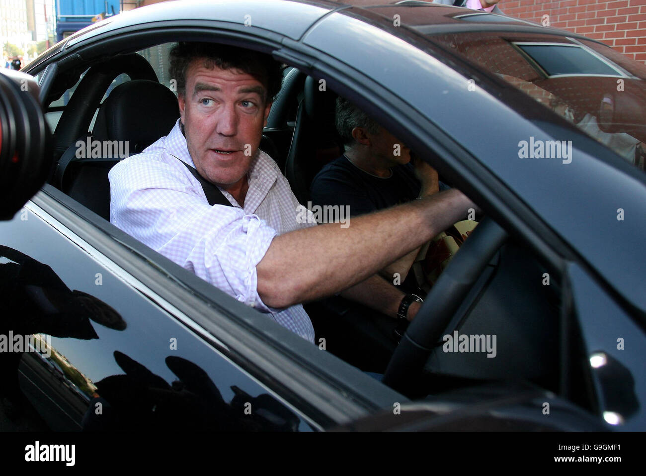 Top Gear Presenter Jeremy Clarkson arriva all'infermeria generale di Leeds dopo che il collega presentatore Richard Hammond si è schiantato ieri in un tentativo di Land Speed Record presso il campo aereo di Elvington vicino York. Foto Stock