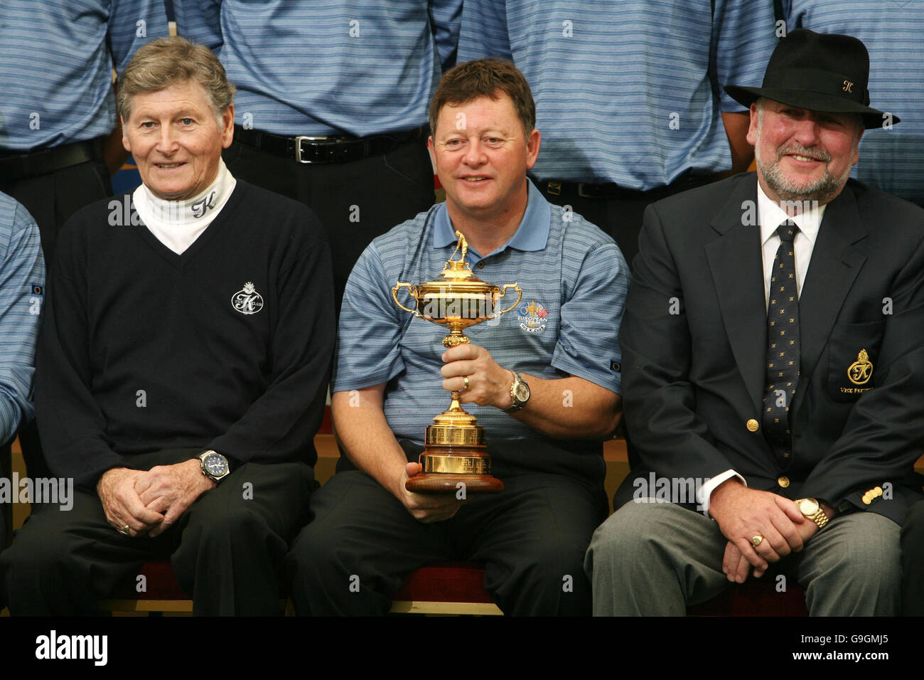 Il capitano del team europeo Ian Woosnam, si pone con la Ryder Cup lungo i co-proprietari del K-Club, Michael Smurfitt (a sinistra) e Gerry Gannon, durante la telefonata ufficiale del team, prima dell'ultimo turno di prove e della cerimonia di apertura, al K Club, Co Kildare, Irlanda, In vista della Ryder Cup che inizia venerdì. Foto Stock