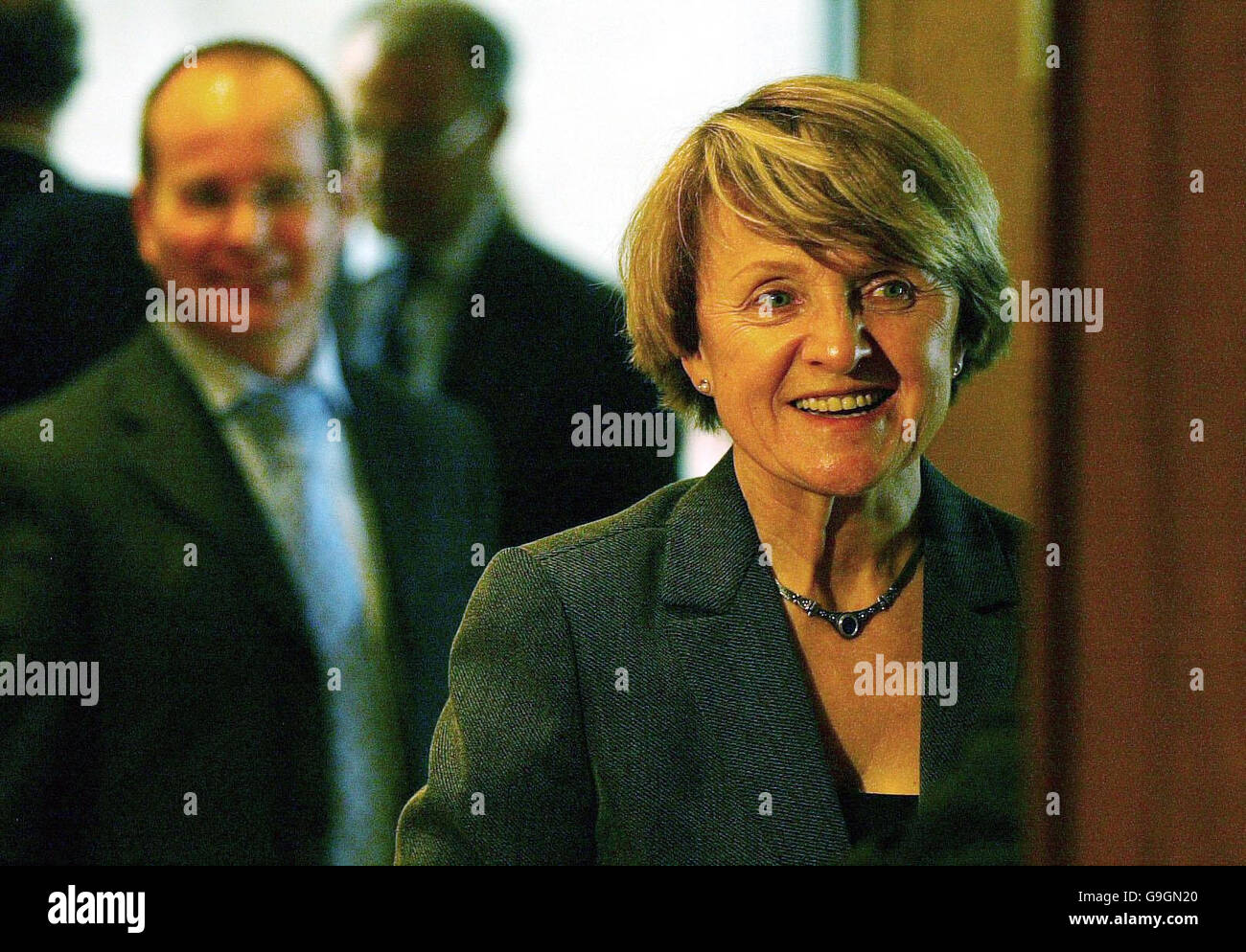 Il commissario europeo Danuta Hubbner, responsabile della politica regionale, arriva a un incontro con il primo ministro scozzese Jack McConnell al parlamento scozzese di Edimburgo. Foto Stock