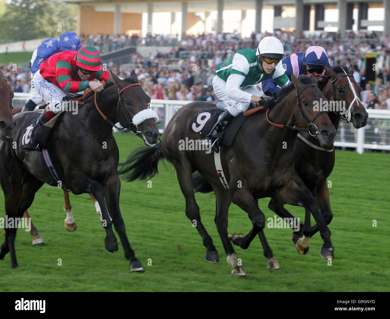Just Dust, guidato da Mark Halford vince il Security Company Nursery handicap all'ippodromo di Ascot. Foto Stock