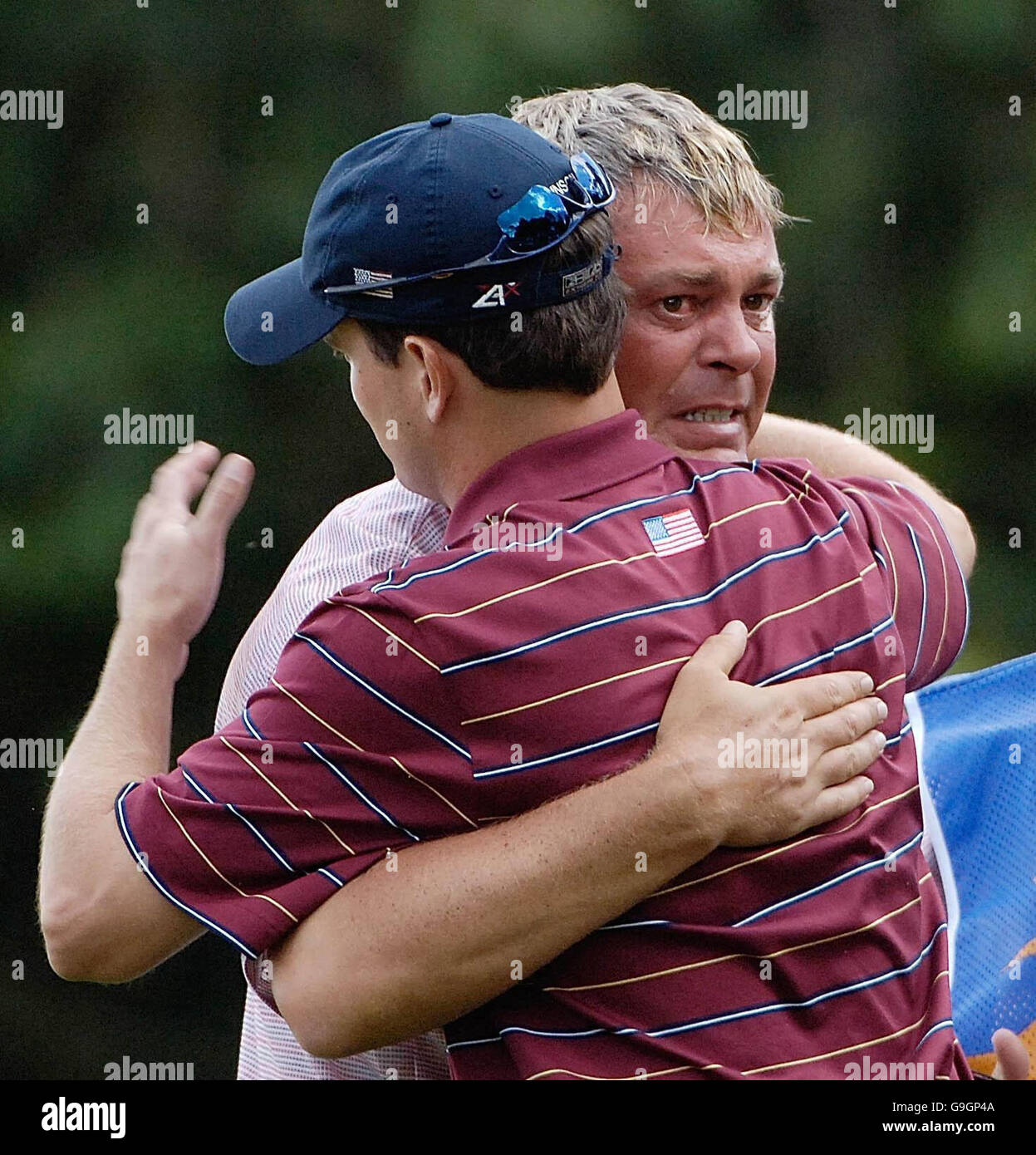 Darren Clarke in Europa (a destra) in lacrime abbraccia Zach Johnson degli Stati Uniti dopo averlo sconfitto sulla 16a buca durante il terzo giorno della Ryder Cup, al K Club, Co Kildare. Foto Stock