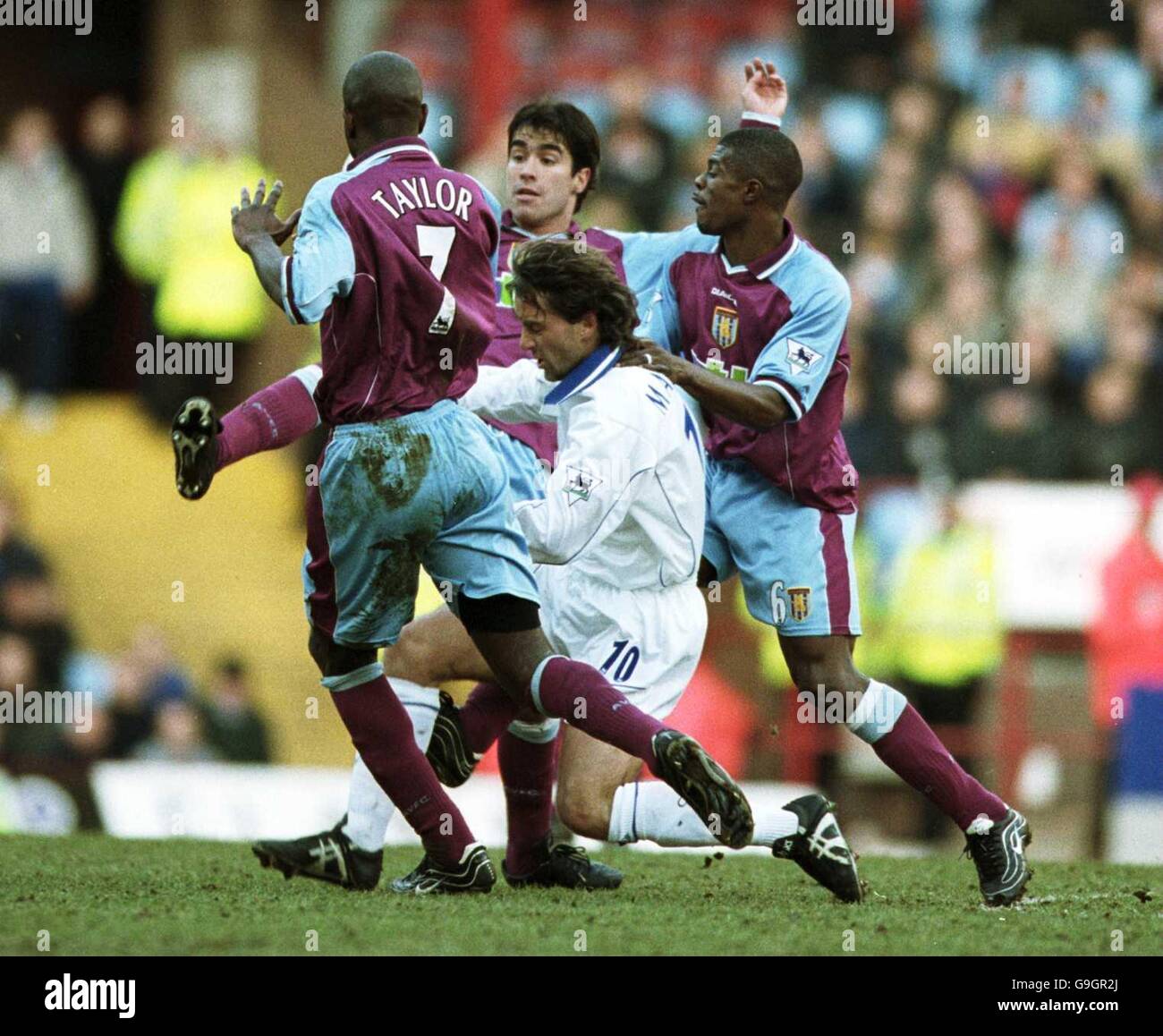 Calcio - AXA fa Cup - quarto turno - Aston Villa / Leicester City. Roberto Mancini di Leicester City è affollato da L-R Ian Taylor di Aston Villa, Juan Pablo Angel e George Boateng Foto Stock