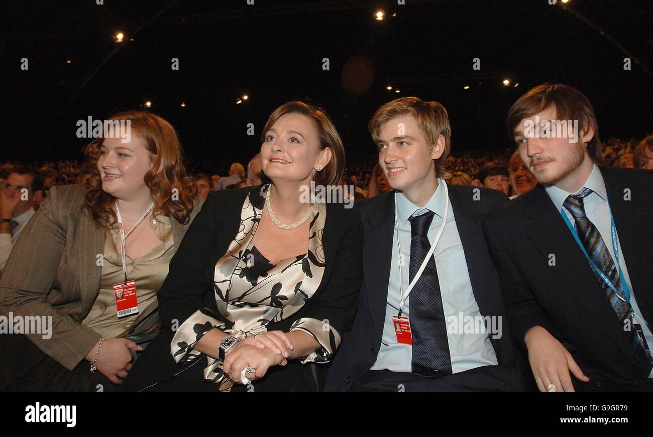 La famiglia del primo ministro Tony Blair ascolta il suo discorso alla conferenza di partito. (L-R) figlia Kathryn, moglie Cherie, e Euan e Nicky del figlio Foto Stock