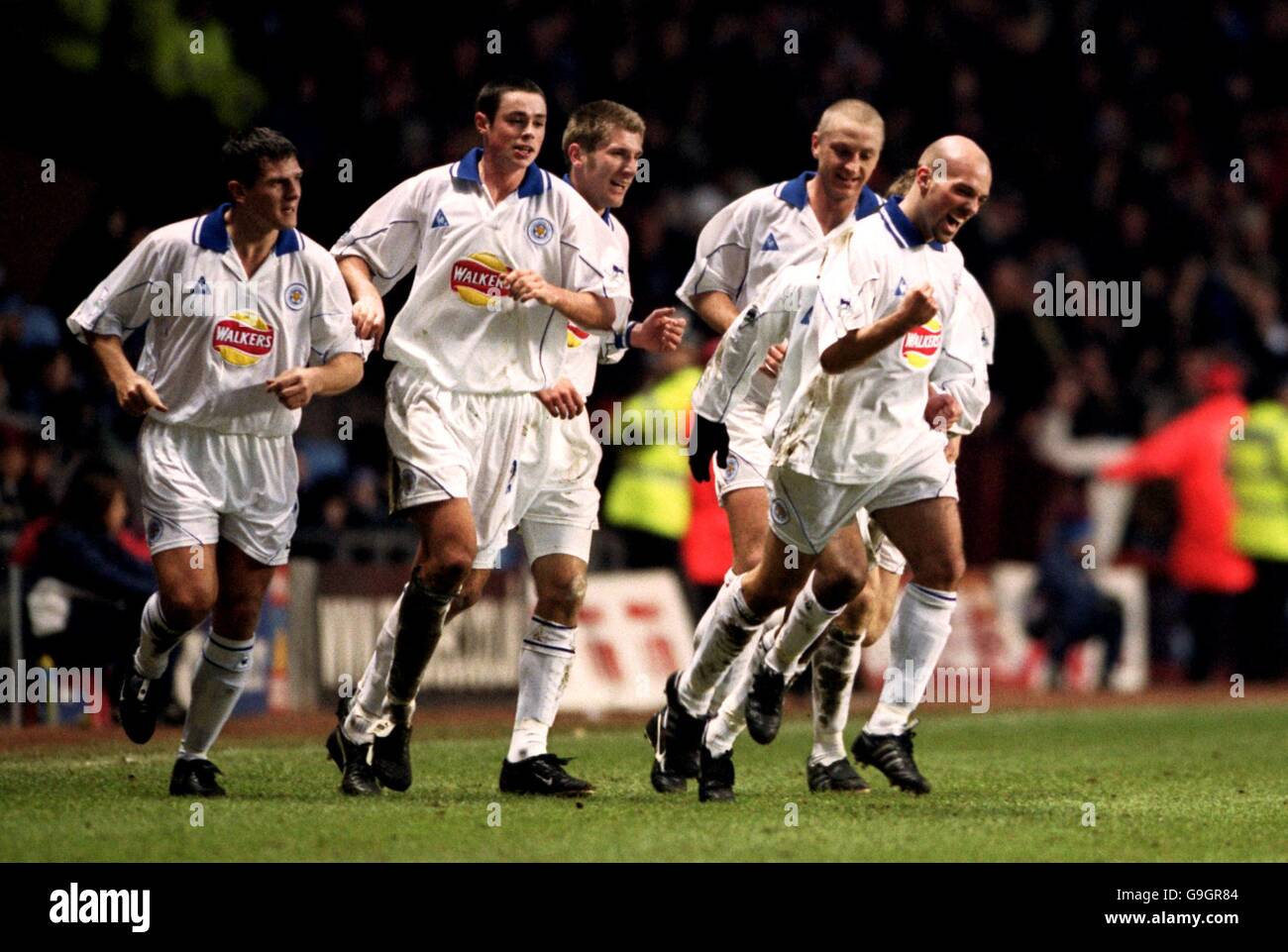 Calcio - AXA fa Cup - quarto turno - Aston Villa / Leicester City. Arnar Gunnlaugsson di Leicester City festeggia con i suoi compagni di squadra dopo aver segnato il gol vincente contro Aston Villa Foto Stock