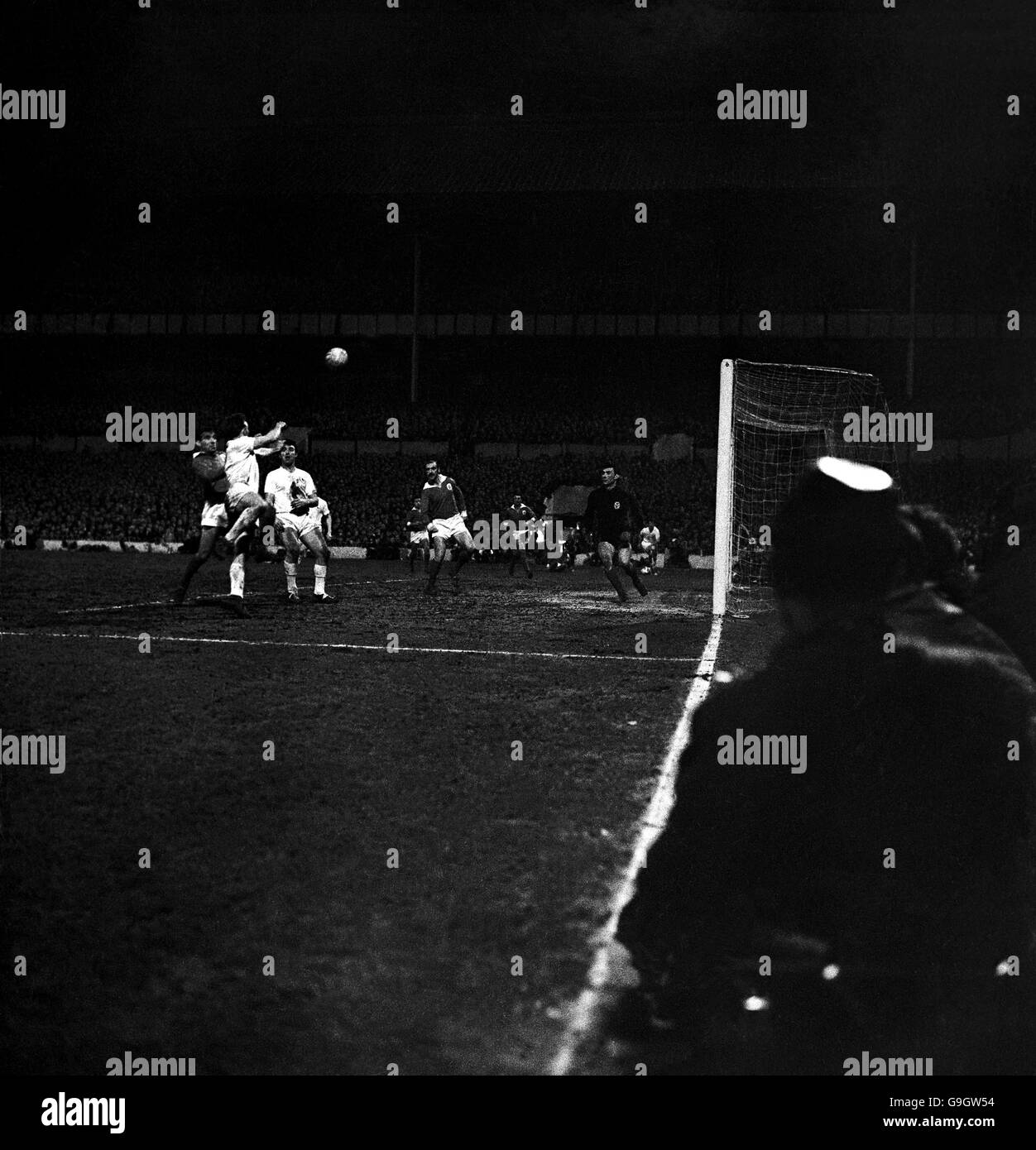 Tottenham Hotspur's Cliff Jones (secondo l) salta alla testa della palla, guardato dal compagno di squadra Bobby Smith (c) e Benfica (l-r) Domiciano Cavem, Germano Figueiredo e portiere Alberto Costa Pereira Foto Stock
