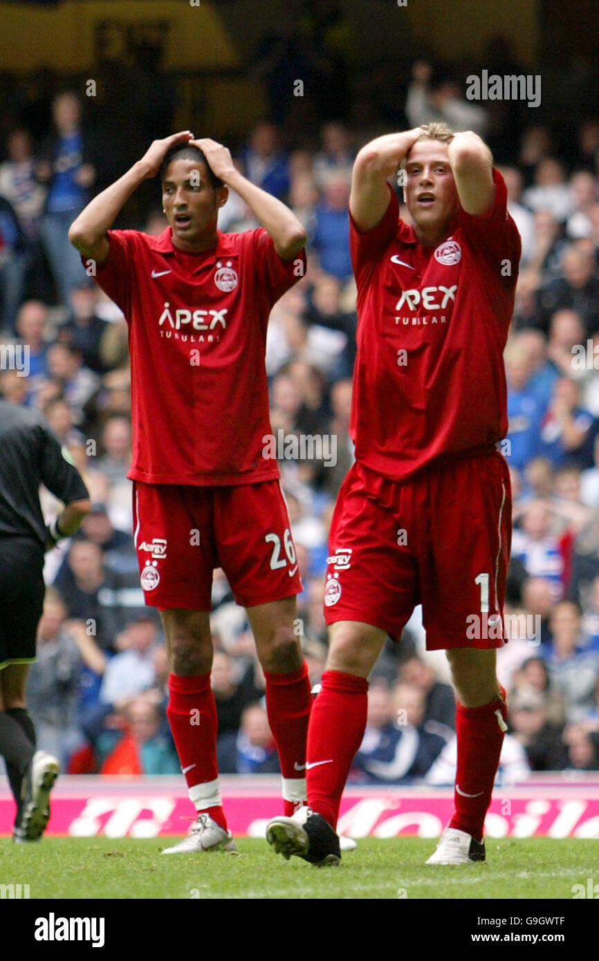 Calcio - Bank of Scotland Premier Division - Rangers v Aberdeen - Ibrox Stadium. Dyron Daal di Aberdeen e Chris Clark Foto Stock