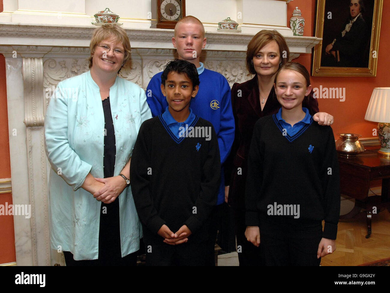 La moglie del primo ministro Cherie Blair incontra (da sinistra) Anne Snelgrove MP, Matthew Gowsall, Luke Hobbs e Josie Palmer, tutti da South Swindon, al numero 10 Downing Street nel centro di Londra, dove oggi ha ospitato una festa del tè. Foto Stock