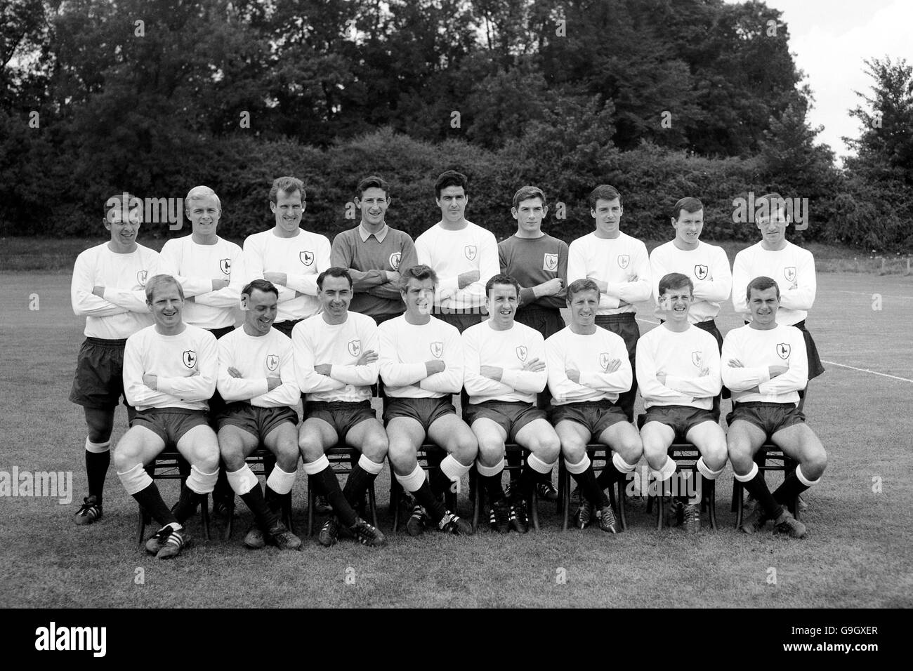 Tottenham Hotspur prima squadra di squadra. (Fila posteriore l-r) Alan Mullery, Philip Beal, Laurie Brown, Bill Brown, Maurice Norman, Pat Jennings, Cyril Knowles, Roy Low ed Eddie Clayton. (Prima fila l-r) Frank Saul, Jimmy Greaves, Alan Gilzean, Ron Henry, Dave Mackay, Cliff Jones, Jimmy Robertson e Keith Weller. Foto Stock