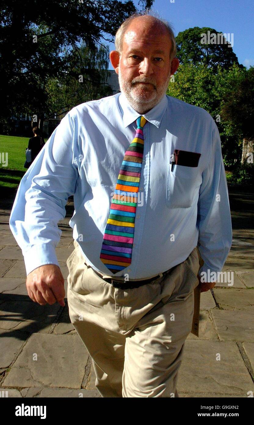 Charles Clarke, deputato di Norwich South, lascia il suo ufficio nel Norwich City Centre, Norfolk, dopo aver dato un verdetto appassionante sull'erede della battaglia della leadership laburista, apparente Gordon Brown, dicendo che era stato "assolutamente stupido” durante la crisi che ha travolto il primo Ministro. Foto Stock