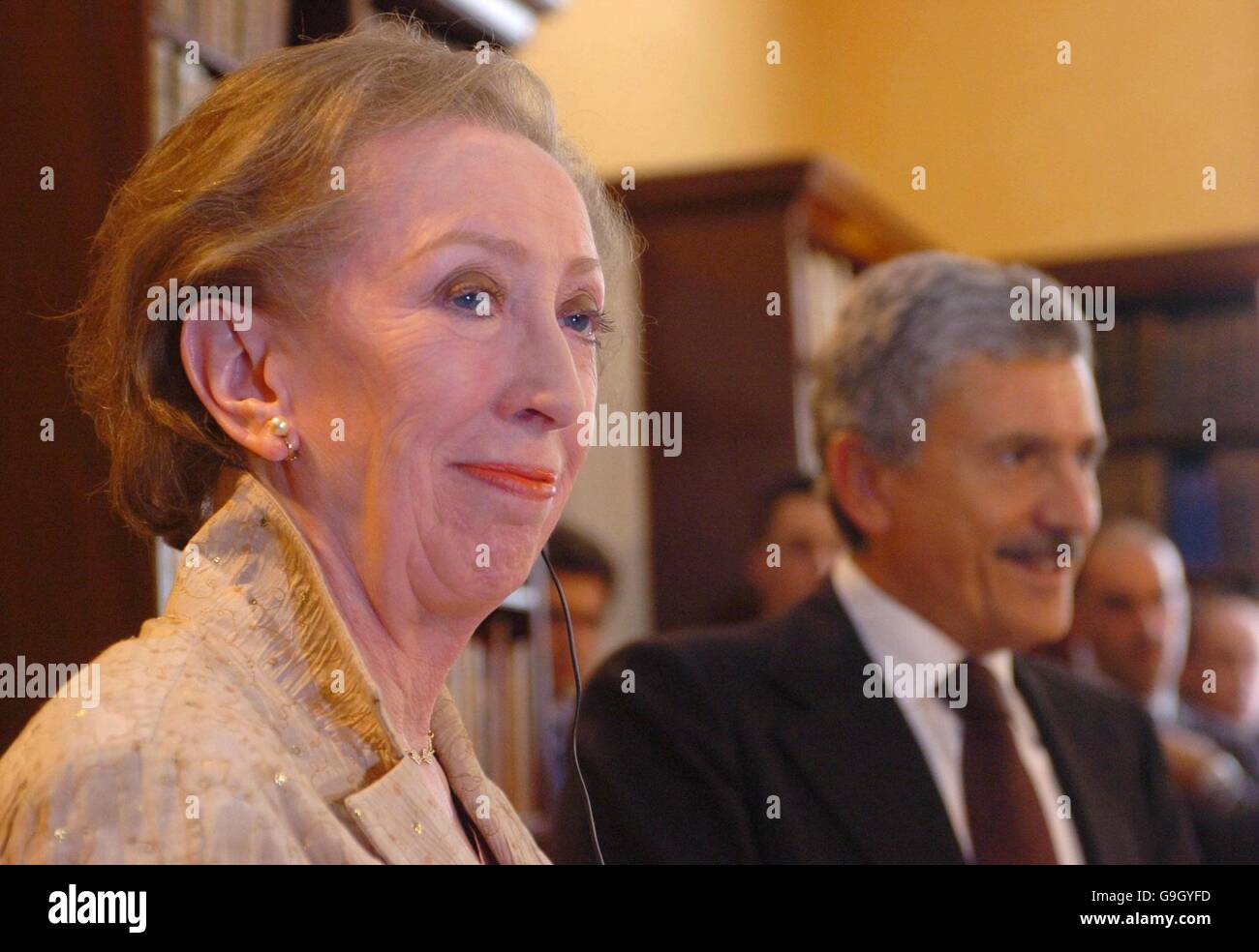 Il Segretario degli Esteri britannico Margaret Beckett e il suo omologo italiano massimo D'Alema tengono una conferenza stampa congiunta presso la residenza di governo della sig.ra Beckett, Chevening House, a Chevenal, Kent. PREMERE ASSOCIAZIONE foto. Data immagine: Lunedì 11 settembre 2006. I due ministri si erano incontrati in precedenza per discutere le questioni internazionali attuali, compresi i problemi in corso in Medio Oriente. PREMERE ASSOCIAZIONE FOTO. Il credito fotografico dovrebbe essere: Johnny Green/PA Foto Stock