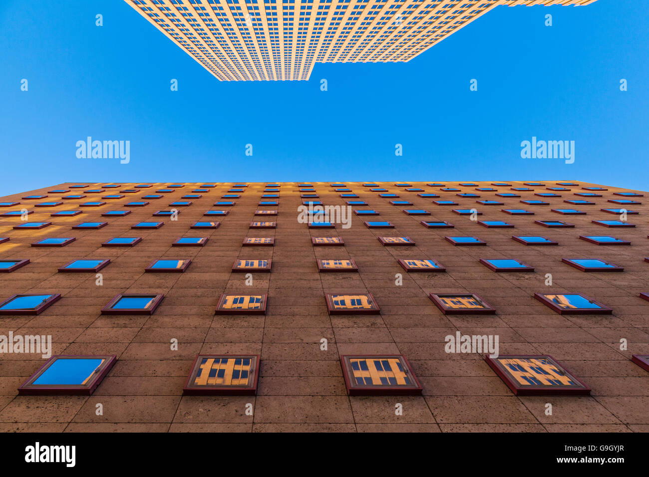 Banca di edificio americano riflessioni in windows di Bob Casey Federal Courthouse costruzione lungo la strada - al tramonto Foto Stock