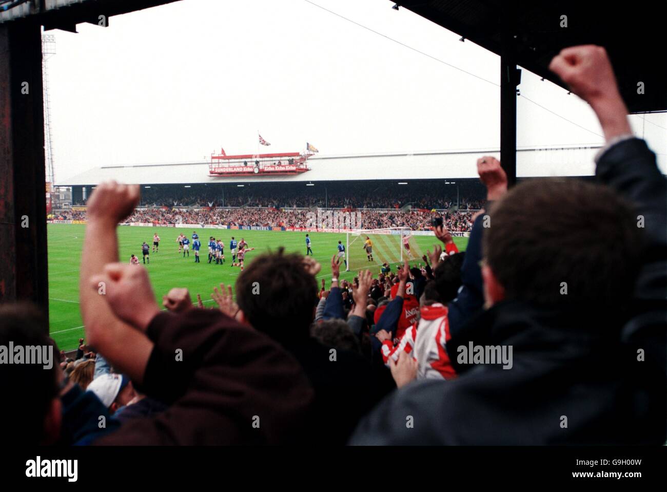 I fan di Sunderland festeggiano uno dei loro tre obiettivi durante il l'ultima partita del club al Roker Park Foto Stock