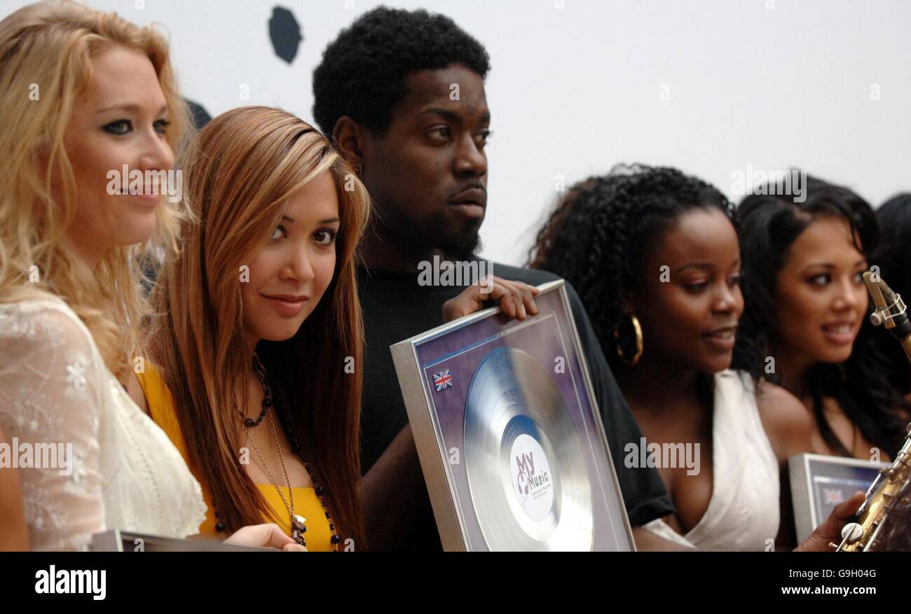 Cantante e presentatore televisivo Myleene Klass (seconda a sinistra) con artisti (da sinistra) Natasha Marsh, Soweto Kinch e due membri della Trinity Stone durante il lancio della National Music Week 2006 alla Pimlico School di Londra. Foto Stock