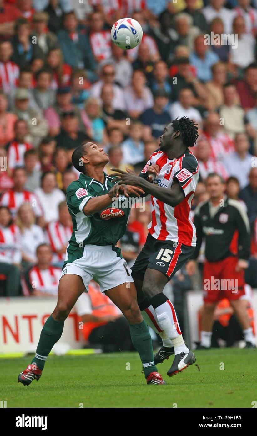 Mathias Doumbe (L) di Plymouth in azione contro Kenwyne Jones di Southampton durante la partita del Coca-Cola Championship a St Mary's, Southampton. Foto Stock