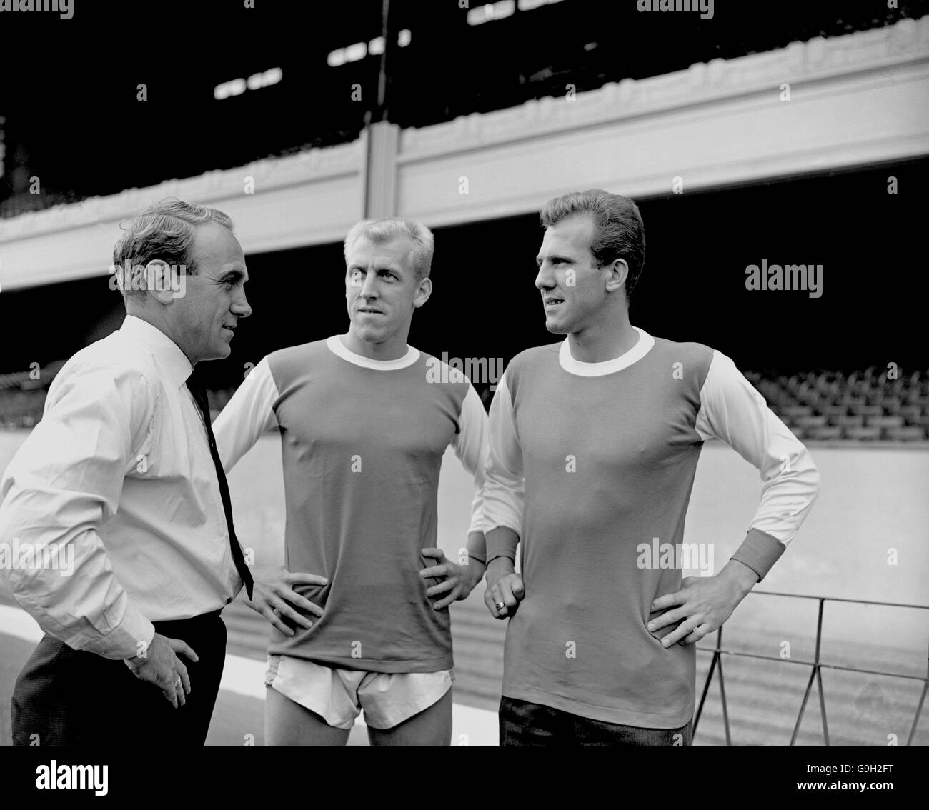 Arsenal manager Billy Wright (l) e a sinistra Laurie Brown (r) Benvenuto a Ian Ure (c), una nuova firma per Highbury Foto Stock