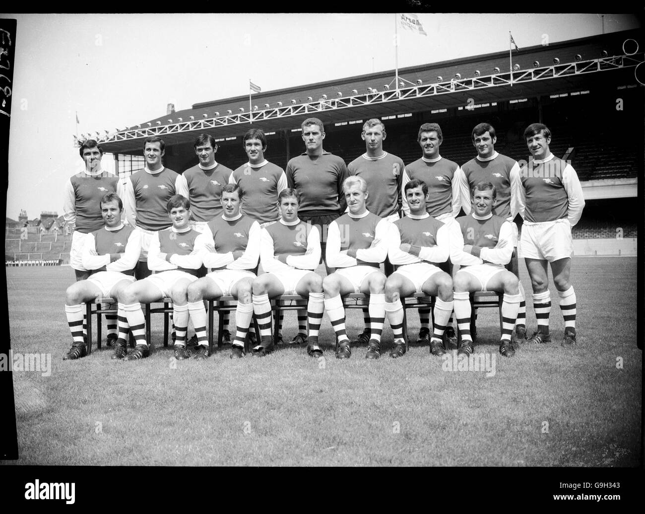 Arsenal team group: (Back row, l-r) Bobby Gould, George Graham, Peter Simpson, Jon Sammels, Jim Furnell, Bob Wilson, David Jenkins, Peter Story, George Armstrong; (front row, l-r) David Court, Pat Rice, Terry Neill, John Radford, Ian Ure, Frank McLintock, Bob McNab Foto Stock