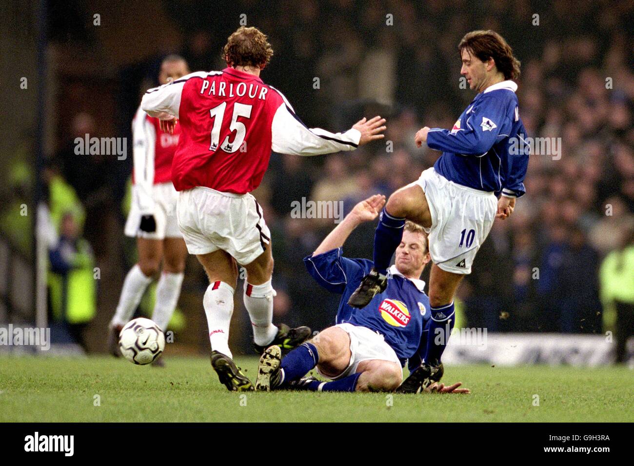 Roberto Mancini e Gary Rowett di Leicester City si combinano per bloccare Ray Parlor dell'Arsenal Foto Stock