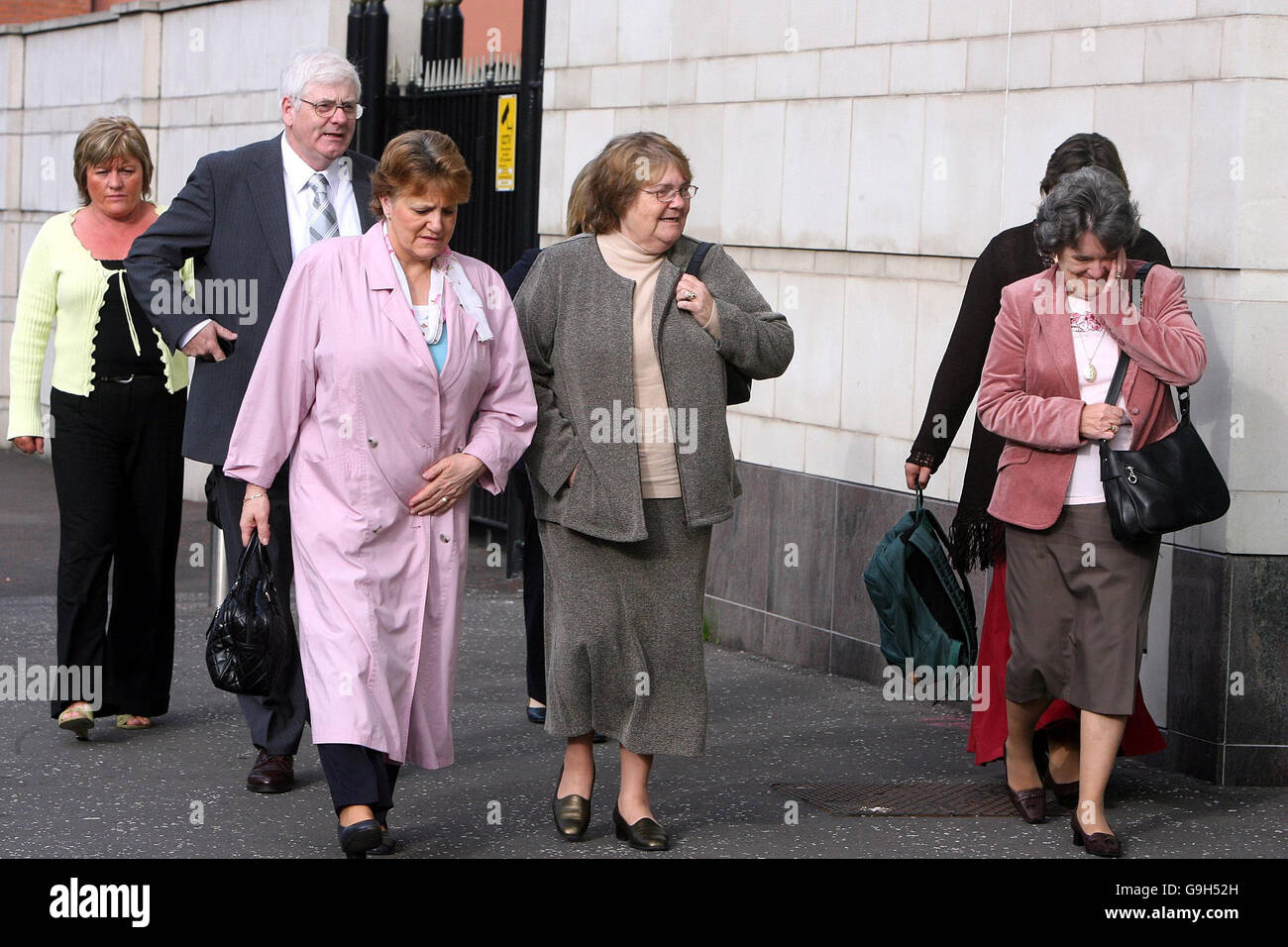 Michael Gallagher, che ha perso suo figlio Aidan, nel bombardamento di Omagh, arriva con altri membri della famiglia a Belfast Crown Court. Foto Stock