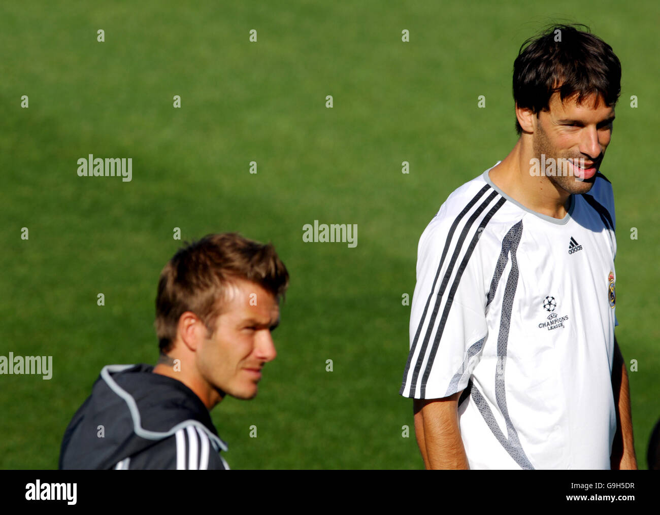 Calcio - UEFA Champions League - Gruppo e - Real Madrid v Dynamo Kiev - Real Madrid Training - Valdebebas. Il Real Madrid's Ruud van Nistelrooy guarda il compagno di squadra David Beckham Foto Stock