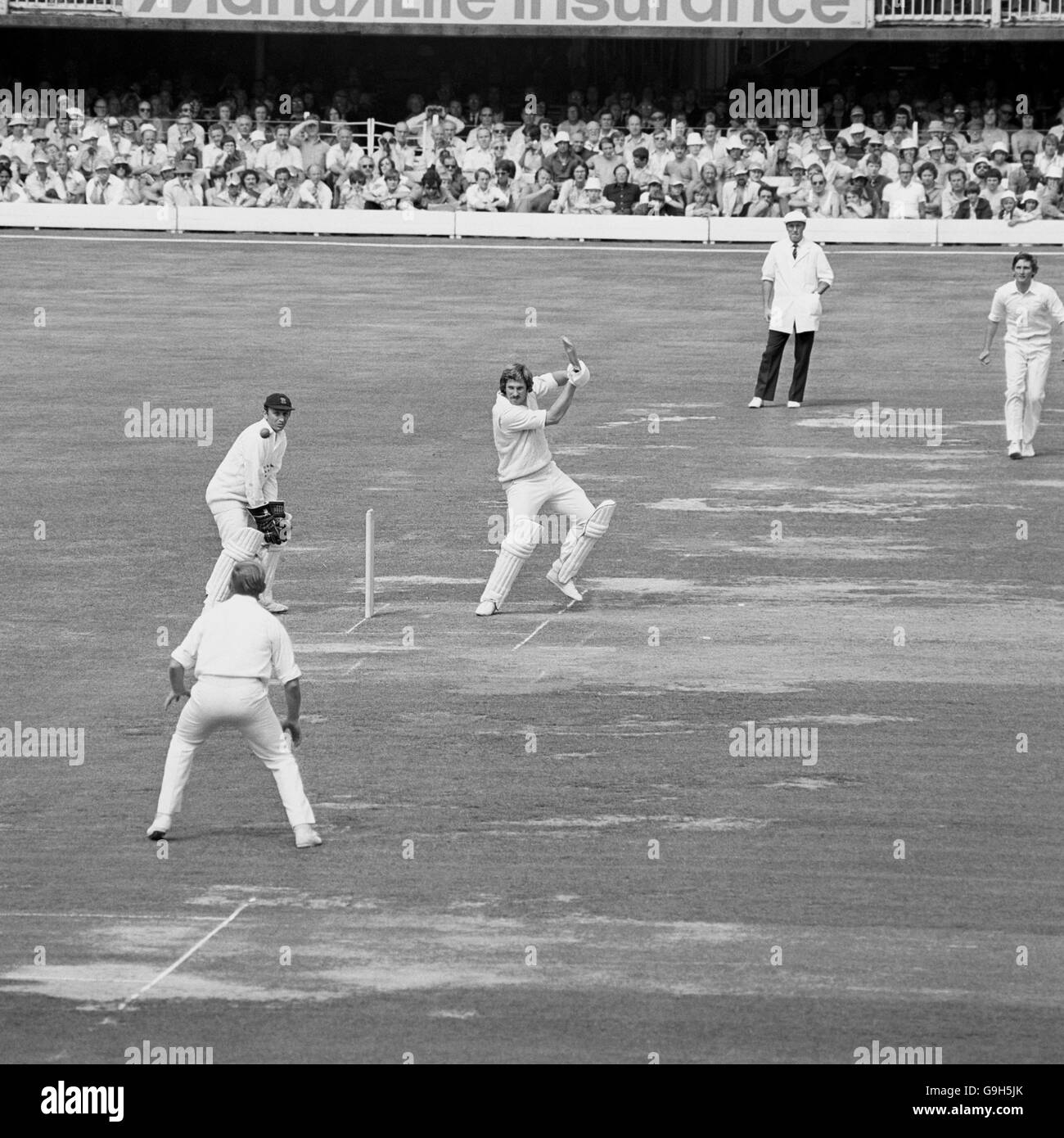 Cricket - Gillette Cup - finale - Somerset v Sussex - Lord's. Ian Botham di Somerset (terzo l) tagli quadrati Foto Stock
