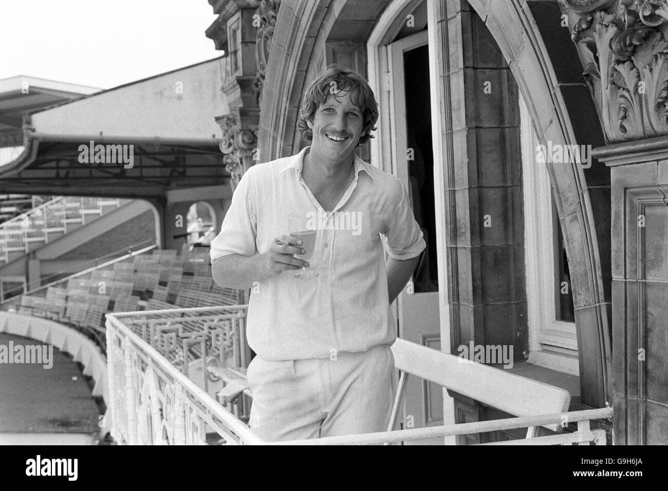 Ian Botham in Inghilterra celebra con una bevanda e una sigaretta dopo aver preso otto wickets per 34 corse nel secondo inning del Pakistan per aiutare l'Inghilterra ad una vittoria inning Foto Stock