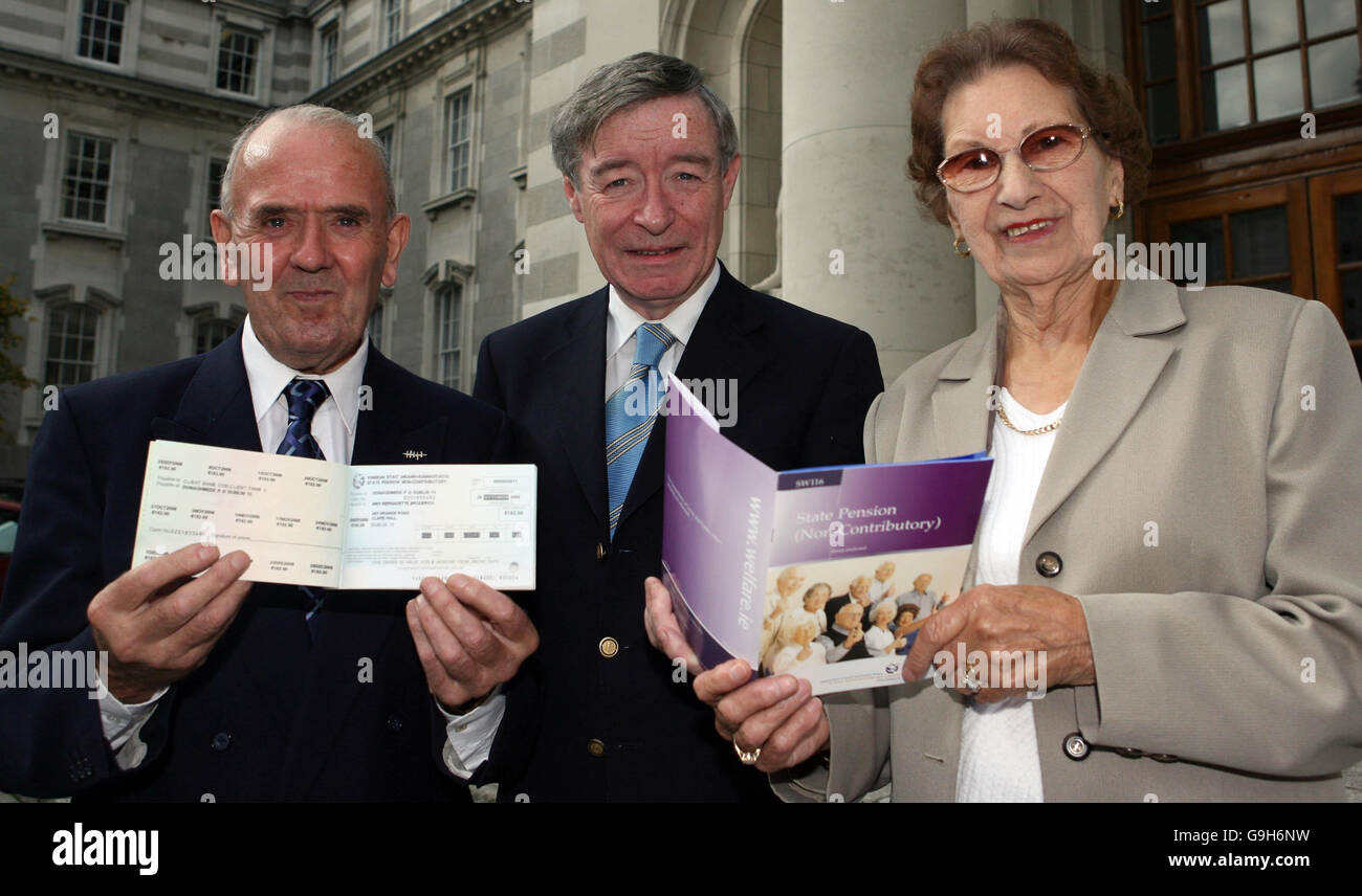 Il ministro degli Affari sociali Seamus Brennan (centro) presenta Eddie e Lilly Fitzgerald del consiglio irlandese per gli anziani con il loro nuovo libro pensione statale modernizzato in una conferenza stampa a Dublino. Foto Stock
