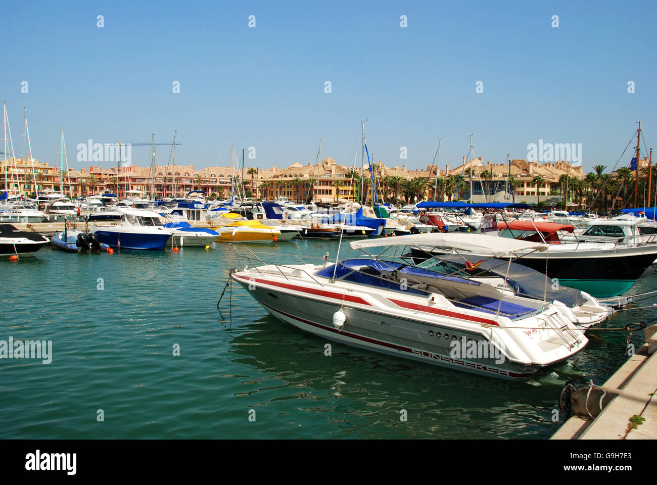 Yacht e Barche in marina con edifici per la parte posteriore, Puerto Sotogrande, la provincia di Cadiz Cadice, Andalusia, Spagna, Europa occidentale. Foto Stock