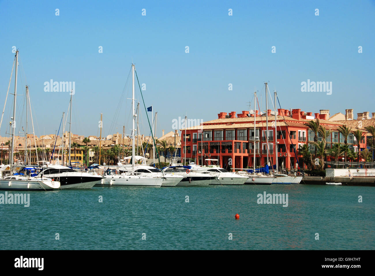 Yacht e Barche in marina con edifici per la parte posteriore, Puerto Sotogrande, la provincia di Cadiz Cadice, Andalusia, Spagna, Europa occidentale. Foto Stock