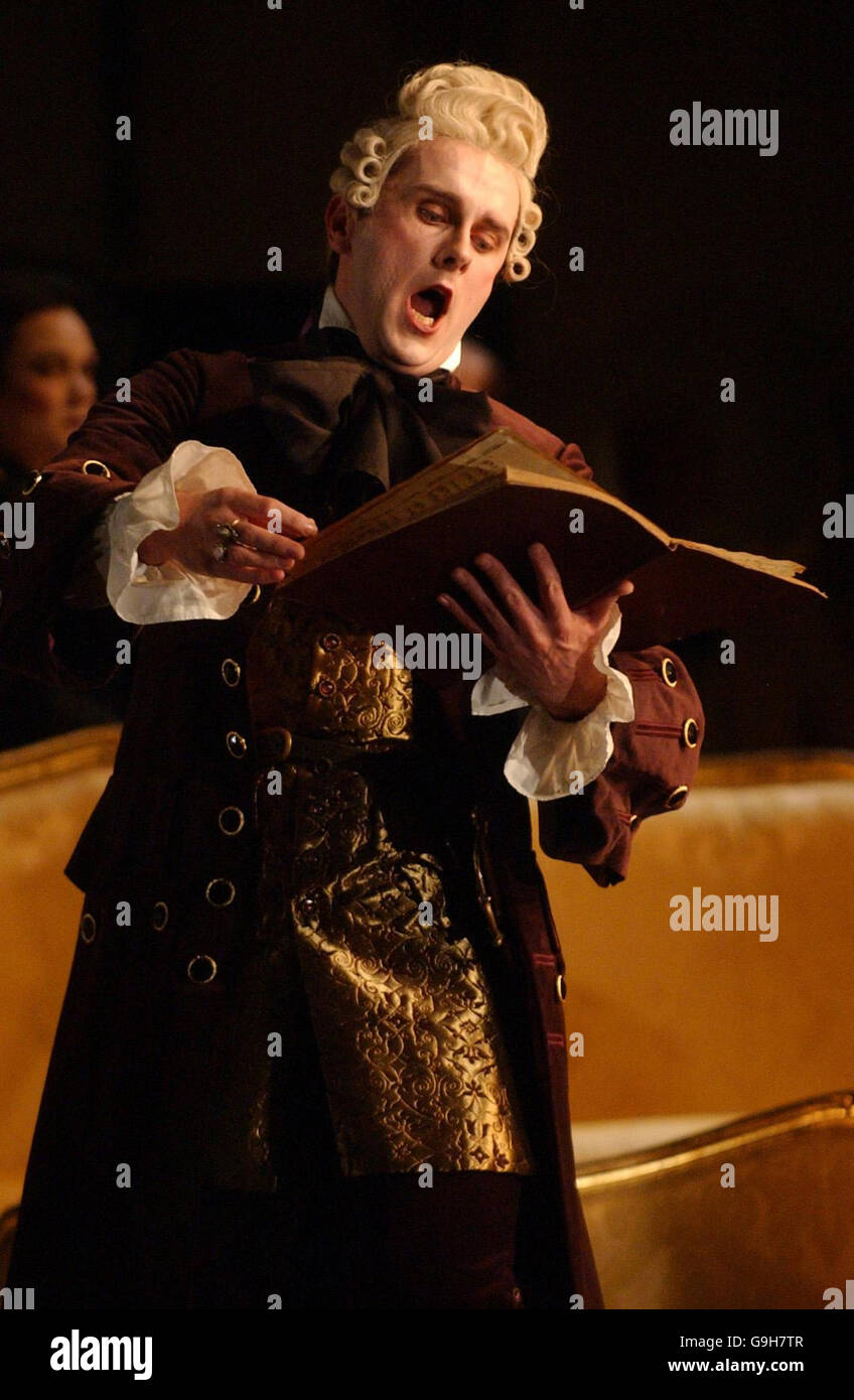 Thomas Walker suona il tenore italiano, durante la prova di abbigliamento per il Der Rosenkavalier dell'Opera scozzese al Theatre Royal di Glasgow. Foto Stock