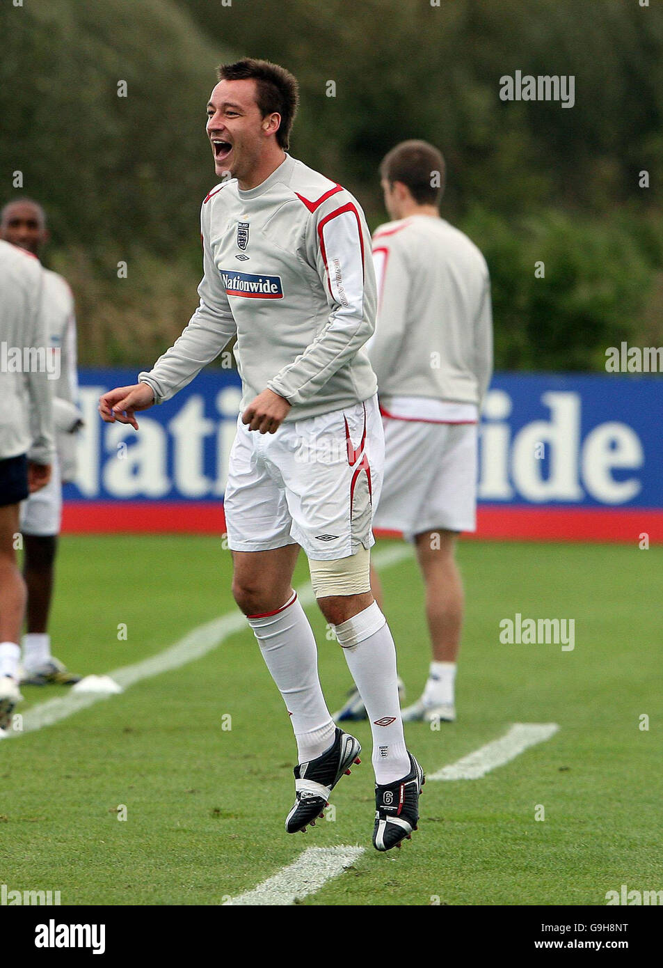 L'inglese John Terry ride durante una sessione di allenamento a Carrington, vicino a Manchester. Foto Stock