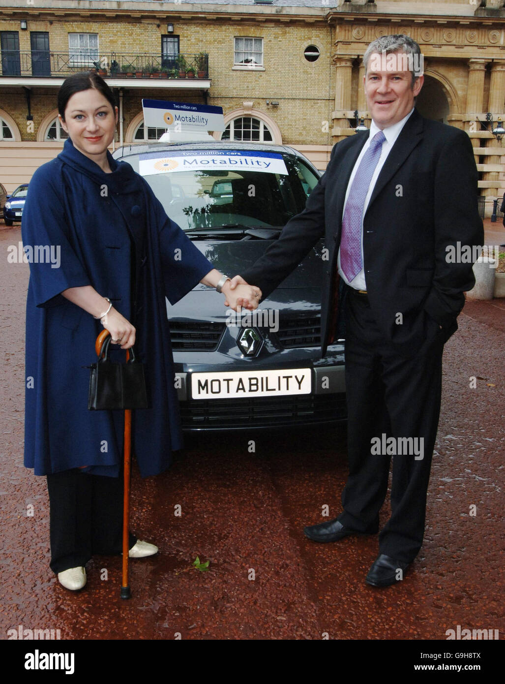 Gill Hicks, 43 anni, che ha perso entrambe le gambe nei bombardamenti di Londra, Con il marito Joe Kerr davanti ad una Renault Scenic appositamente adattata le cui chiavi le sono state presentate dalla principessa Alexandra per conto della Motability durante un evento nella Royal Mews che ha segnato il duemilionesimo veicolo da dare dalla carità. PREMERE ASSOCIAZIONE foto. Data immagine: Venerdì 6 ottobre 2006. Vedi la storia della PA ROYAL Car. Il credito fotografico dovrebbe essere: Fiona Hanson/Pool/PA Foto Stock