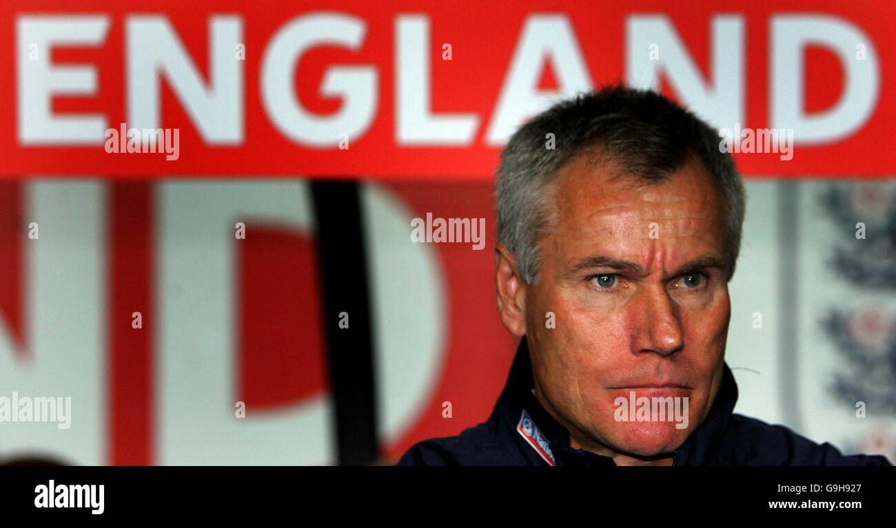 Calcio - UEFA Under 21 Campionato europeo play-off - Inghilterra / Germania - Coventry. L'allenatore inglese U21 Peter Taylor guarda durante il campionato UEFA Under 21 contro la Germania U21 alla Ricoh Arena di Coventry. Foto Stock