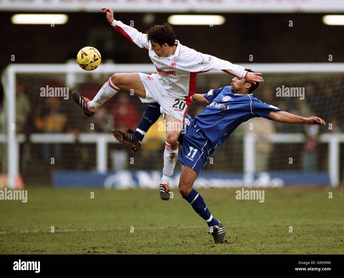 Calcio - Nationwide League Divisione due - Swansea City / Millwall. Lee Jenkins di Swansea City salta per una palla con Paul Ifill di Millwall Foto Stock