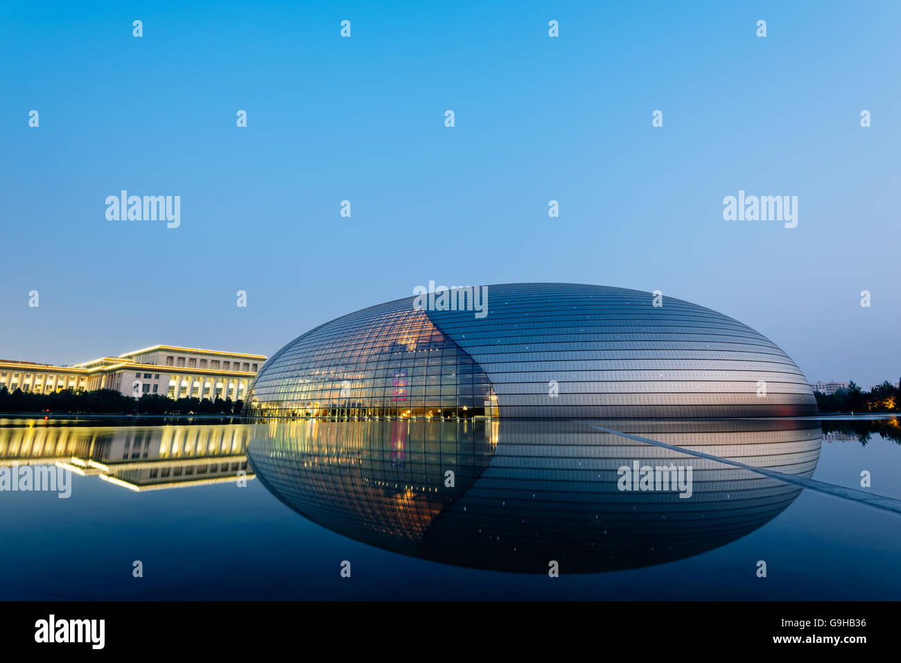 Pechino, Cina - 19 OTT 2015: Centro Nazionale per le Arti dello Spettacolo, colloquialmente descritto come il gigantesco uovo, ho Foto Stock