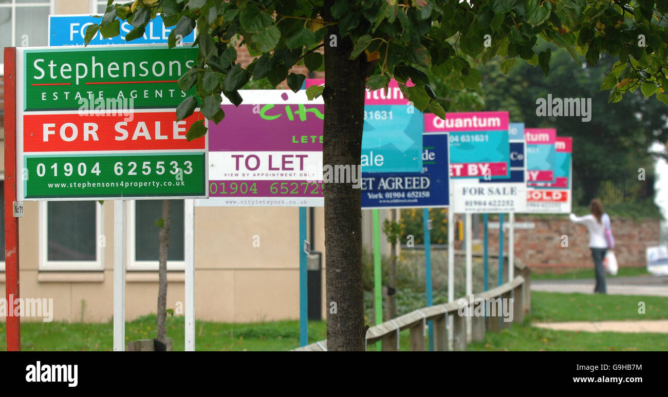 Righe di vendita casa e lasciare segni agente immobiliare al di fuori di schede Proprietà in York oggi. Foto Stock