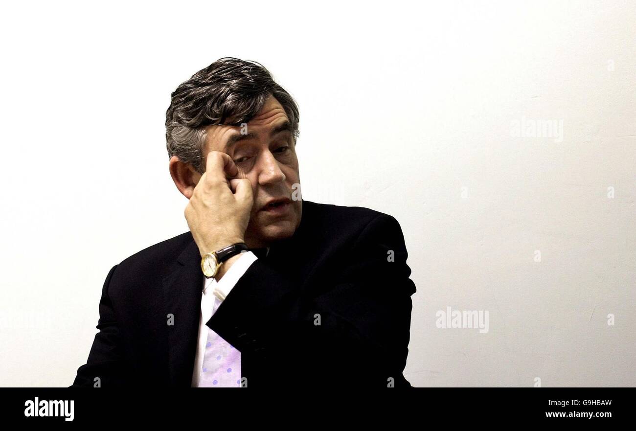 Il cancelliere britannico Gordon Brown annuncia una nuova iniziativa Train to Gain per le piccole imprese durante una visita a Hardy Group Printing, a est di Londra. Foto Stock