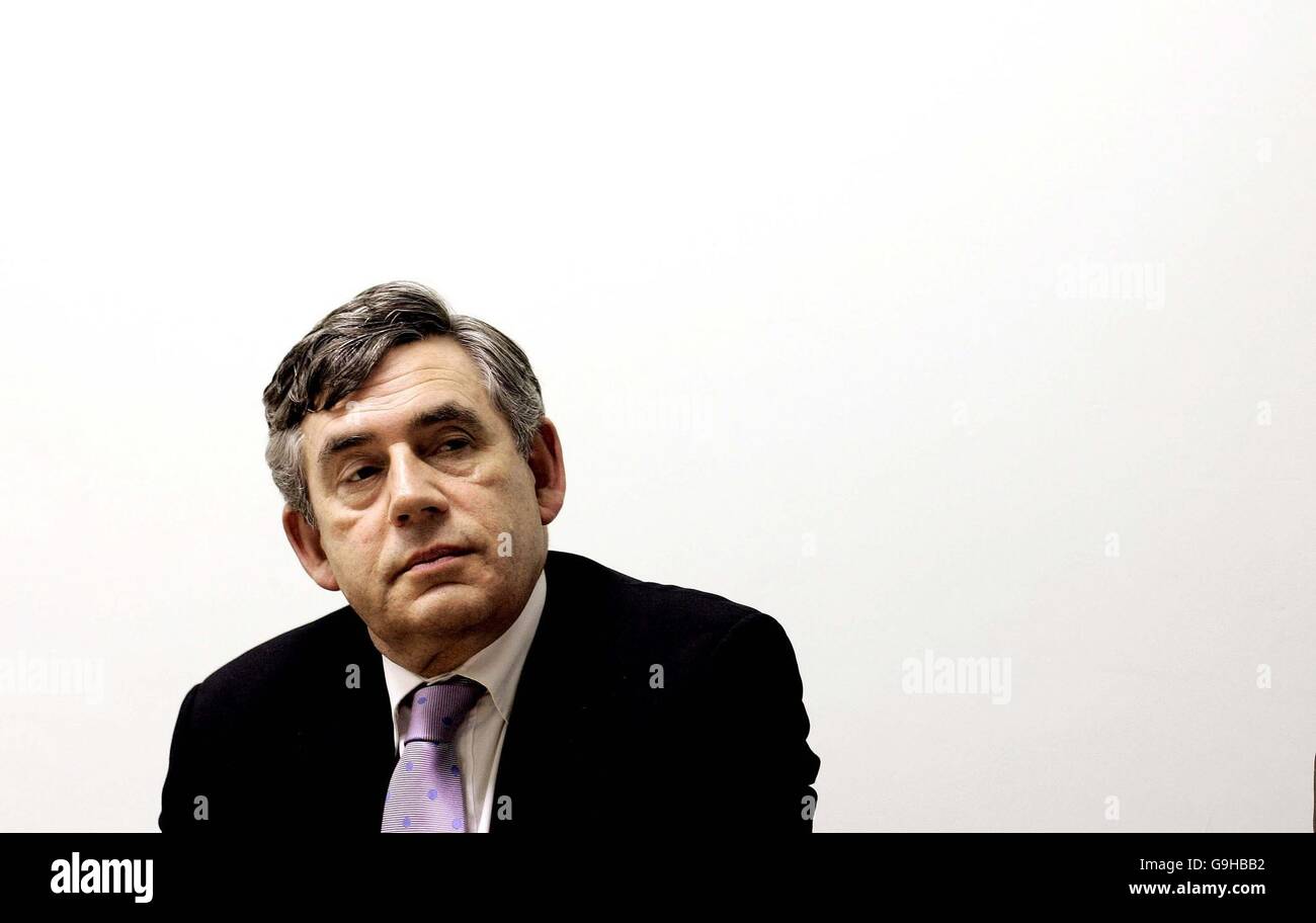 Il cancelliere britannico Gordon Brown annuncia una nuova iniziativa Train to Gain per le piccole imprese durante una visita a Hardy Group Printing, a est di Londra. Foto Stock