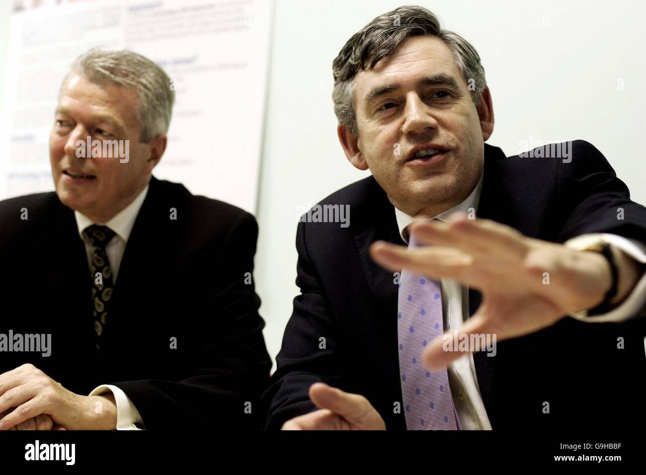 Il cancelliere britannico Gordon Brown (destra) e il Segretario di Stato per l'istruzione e le competenze Alan Johnson, durante una visita a Hardy Group Printing, nella zona orientale di Londra, dove Brown ha annunciato una nuova iniziativa Train to Gain per le piccole imprese. Foto Stock